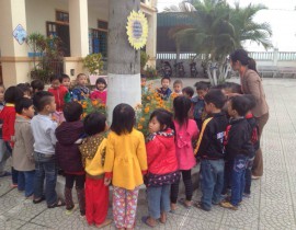 bé hoạt động ngoài trời