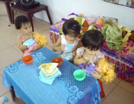 Bé hoạt động với đồ vật